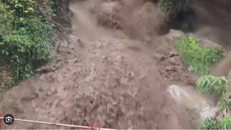 कैंपटी फॉल का झरना अचानक उफान पर आ गया